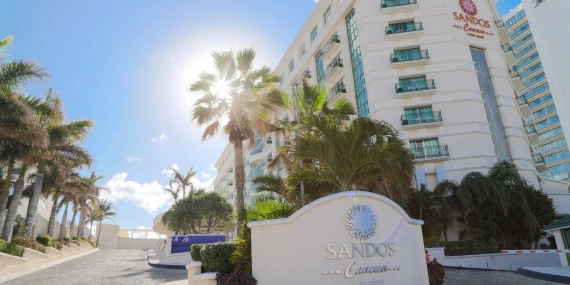 Sandos Cancún — piscina infinity